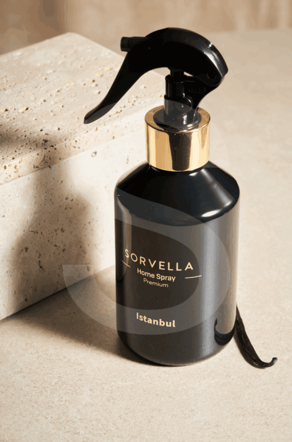 Buteliukas su purkštuvu ir „Sorvella“ etiketėmis, skirtas namų kvapų purškimui.